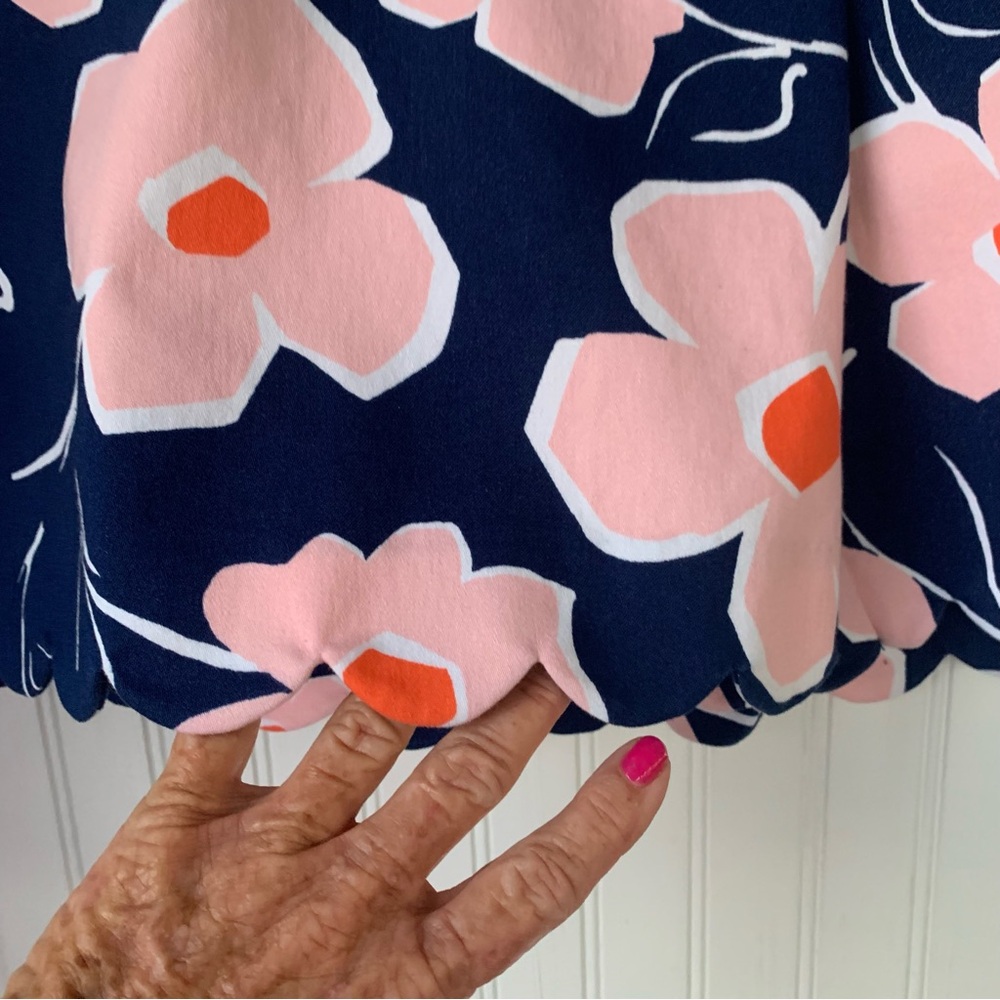 Isaac Mizrahi (Size 16) Pink and Navy Scalloped, Tailored Floral Shorts - Picture 5 of 9